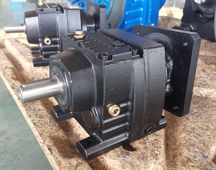 R37系列減速機的實物照片，輸入配伺服電機