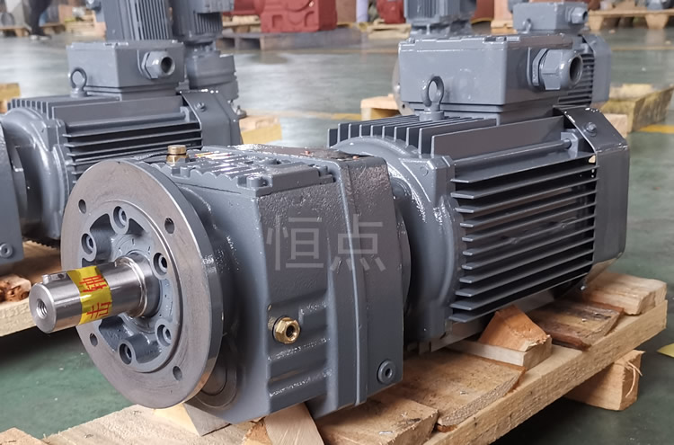 RF47系列減速機配直聯電機，立式安裝 輸出法蘭+軸 實物圖